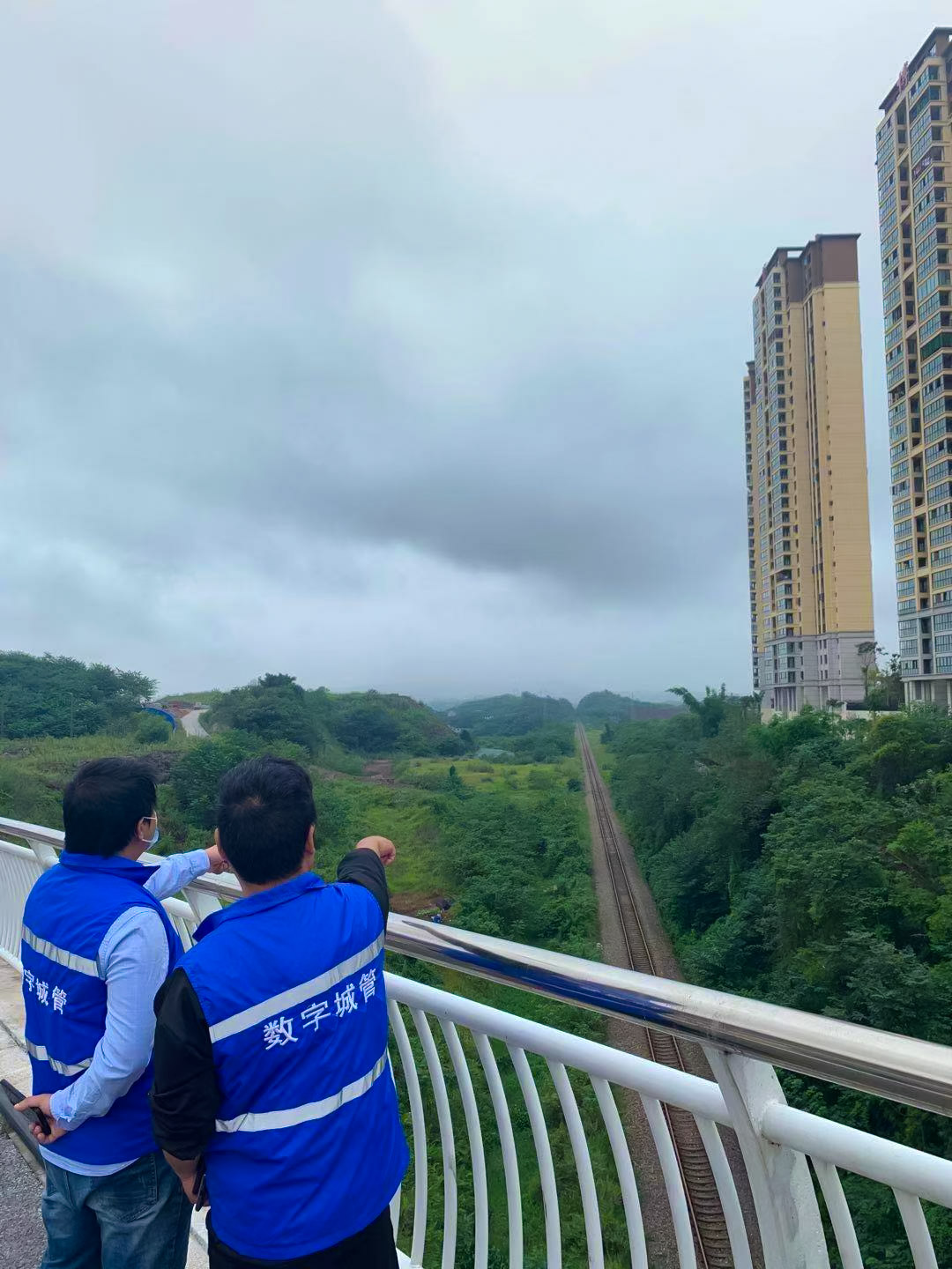 震后鐵路沿線(xiàn)安全巡查，保障鐵路穩定運行